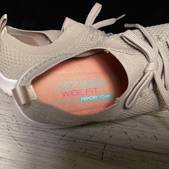 Skechers Women’s Size 7  Memory Foam Air-Cooled  Wide Width Shoes Tan - Picture 3 of 7